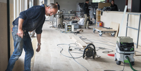 Niet alleen schuren maar ook een totale vloerrenovatie in Spijkenisse.